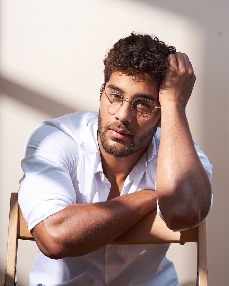 Occhiali da vista uomo: esaltare i propri tratti con la montatura giusta 6 Visage ovale la liberte du choix Lunettes de vue homme sublimer ses traits avec la bonne monture Modalova