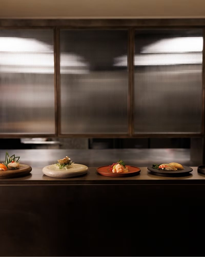 Sushi Peter Park e ceramiche Daeyong Kim Saint Laurent