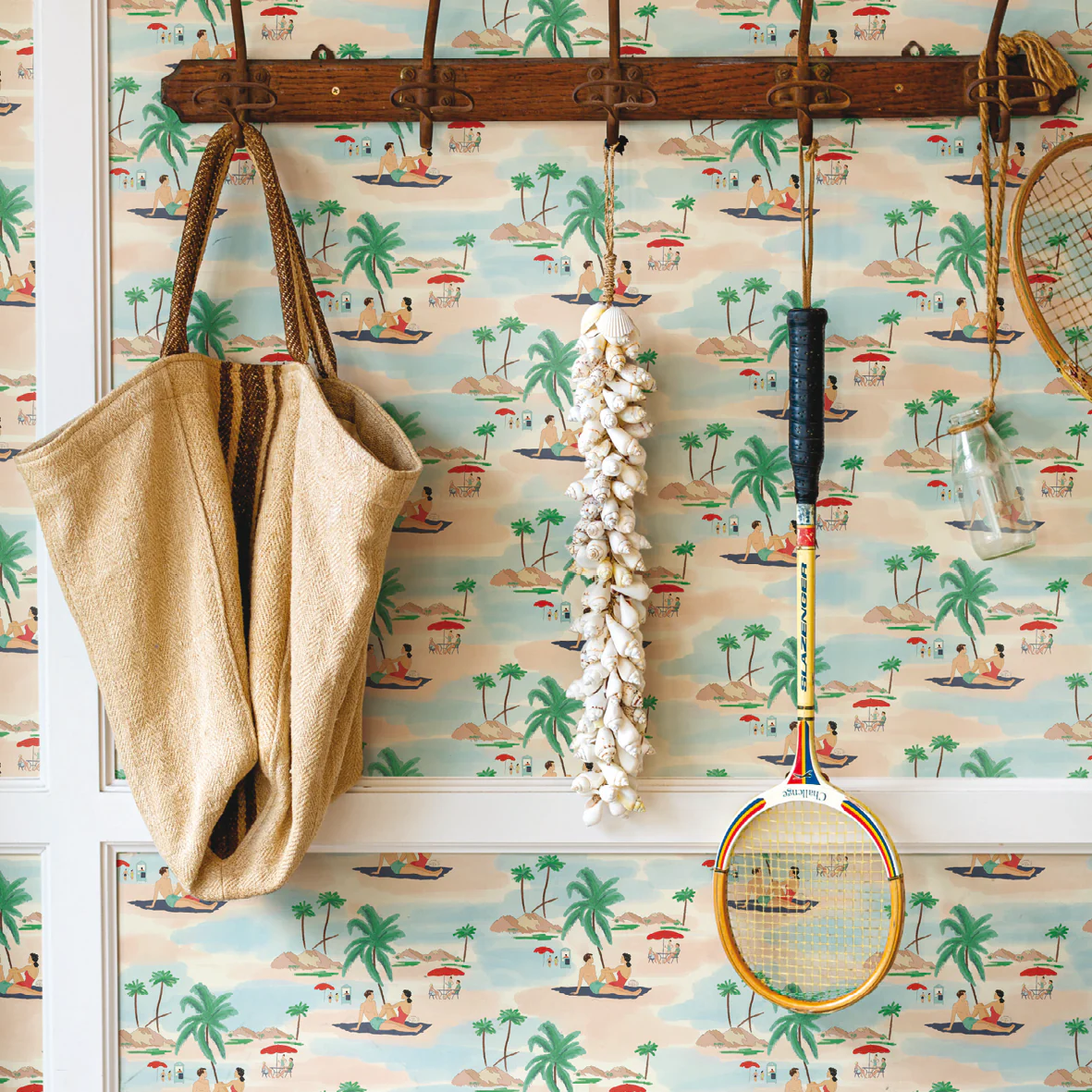 Carta da parati per bambini: una nuova tendenza decorativa? 10 tom inspiration papier peint deco murale intisse personnalisable enfant plage chemise hawaienne graphique conversation retro hawai iles bleu vert beige