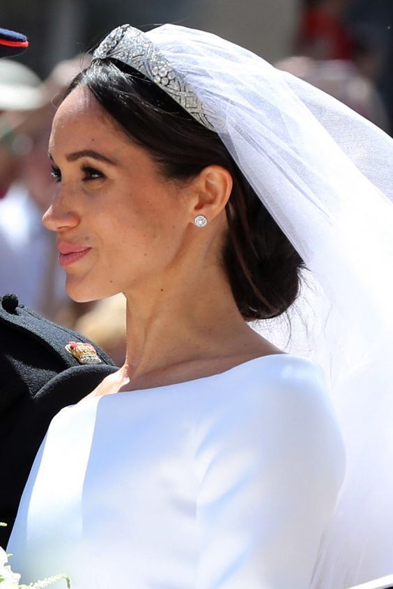 Viso acconciatura occasione i criteri da considerare 1 Tra grazia e struttura il dilemma del gioiello per lorecchio Modalova