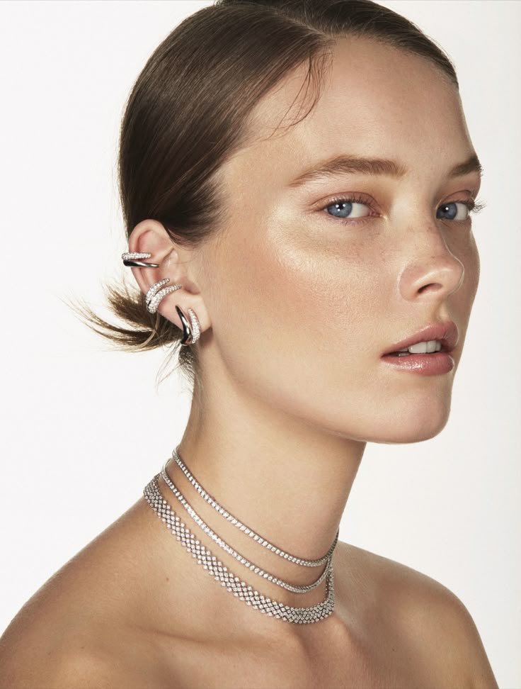 Perché i piercing alle orecchie seducono le icone della moda? 2 Le piercing nouvel accessoire couture Pourquoi les piercings doreilles seduisent ils les icones de mode Modalova