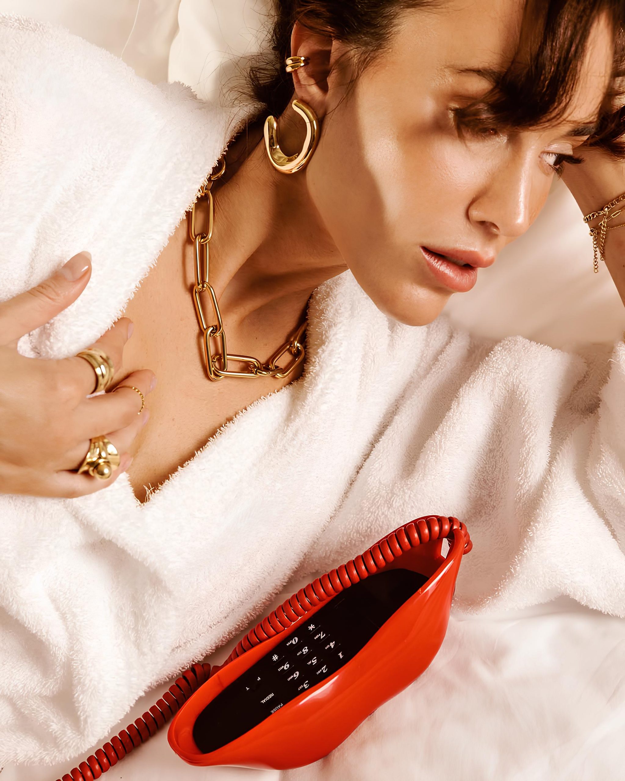 Pourquoi les piercings doreilles seduisent ils les icones de mode Modalova scaled