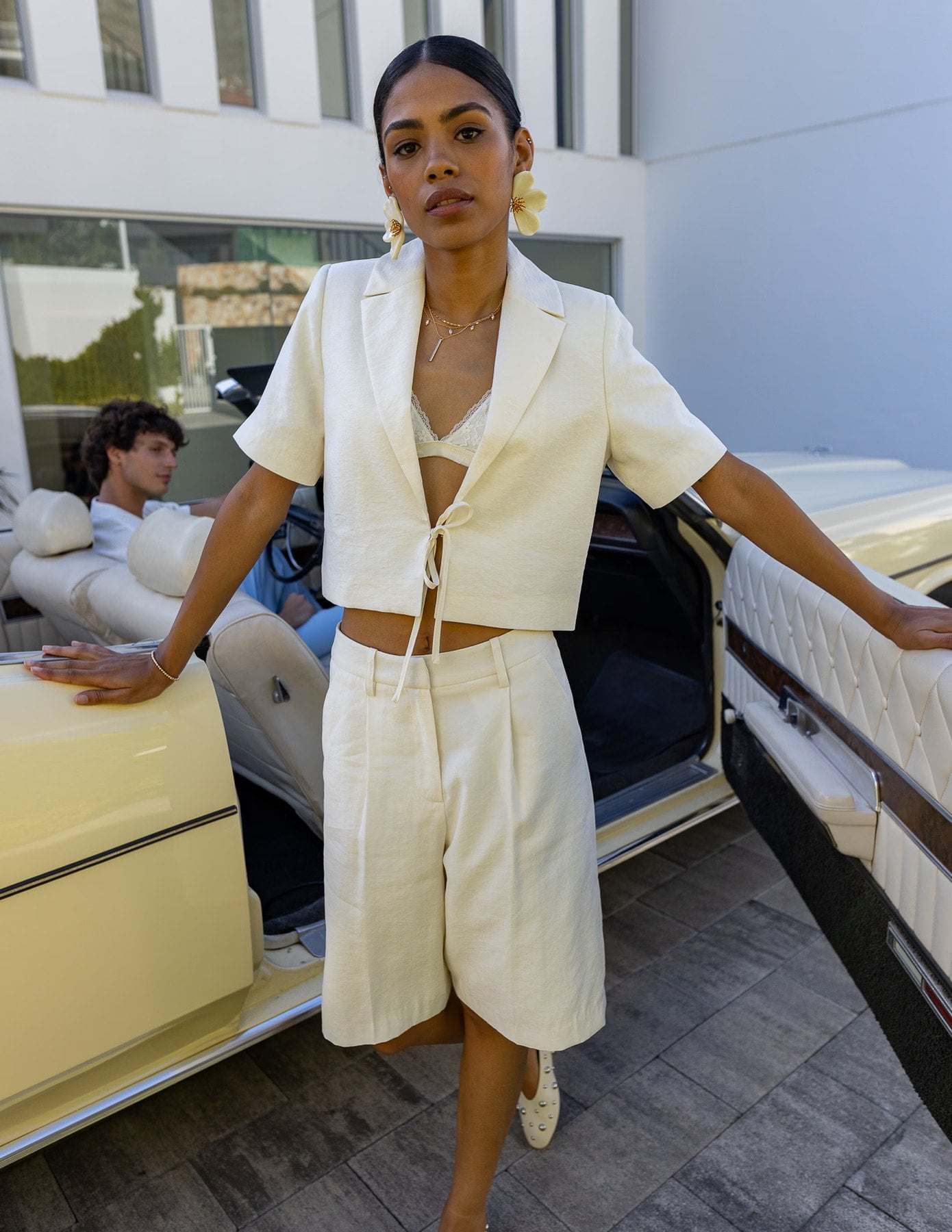 Choisir la bonne coupe oversize crop ou fluide Les nouvelles regles pour porter la veste en ete Modalova