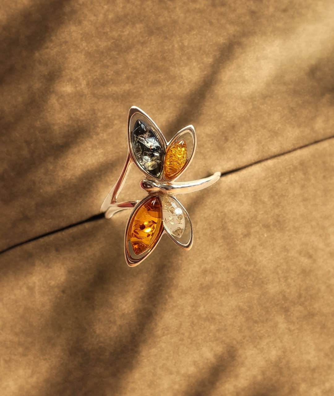 Lusso digitale: 5 maison di gioielleria da seguire da vicino 4 Trabbia Vuillermoz lexception joailliere au coeur du Jura Luxe digital 5 maisons joaillieres a suivre de pres Modalova