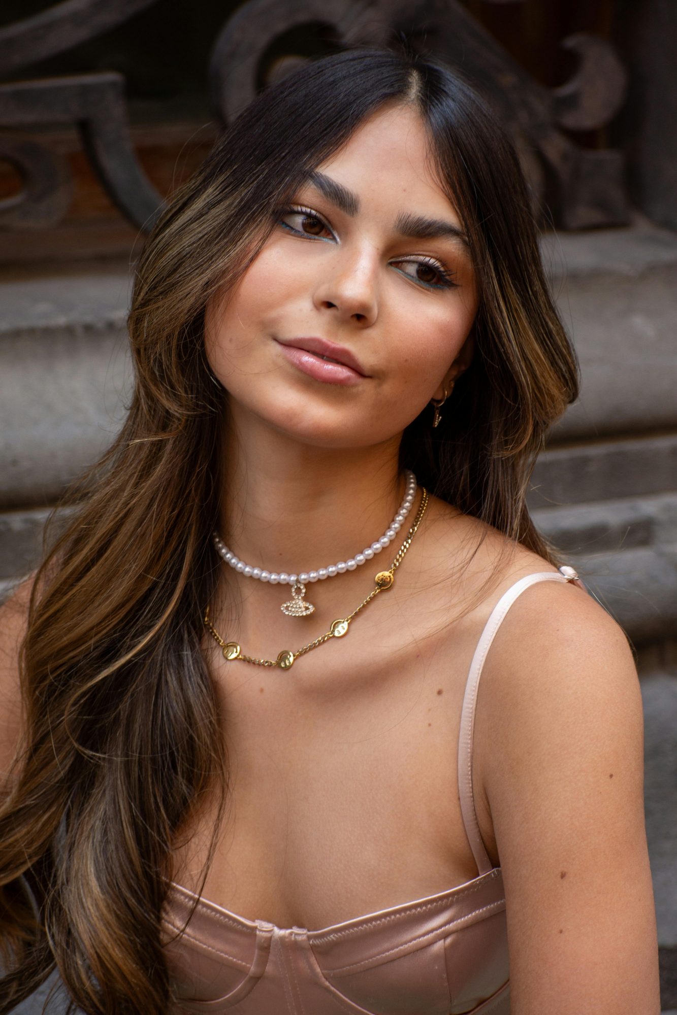 I codici di un trucco estivo ben fatto 2 Maitriser la matiere quand la peau dicte le tempo Les codes dun maquillage dete maitrise Modalova