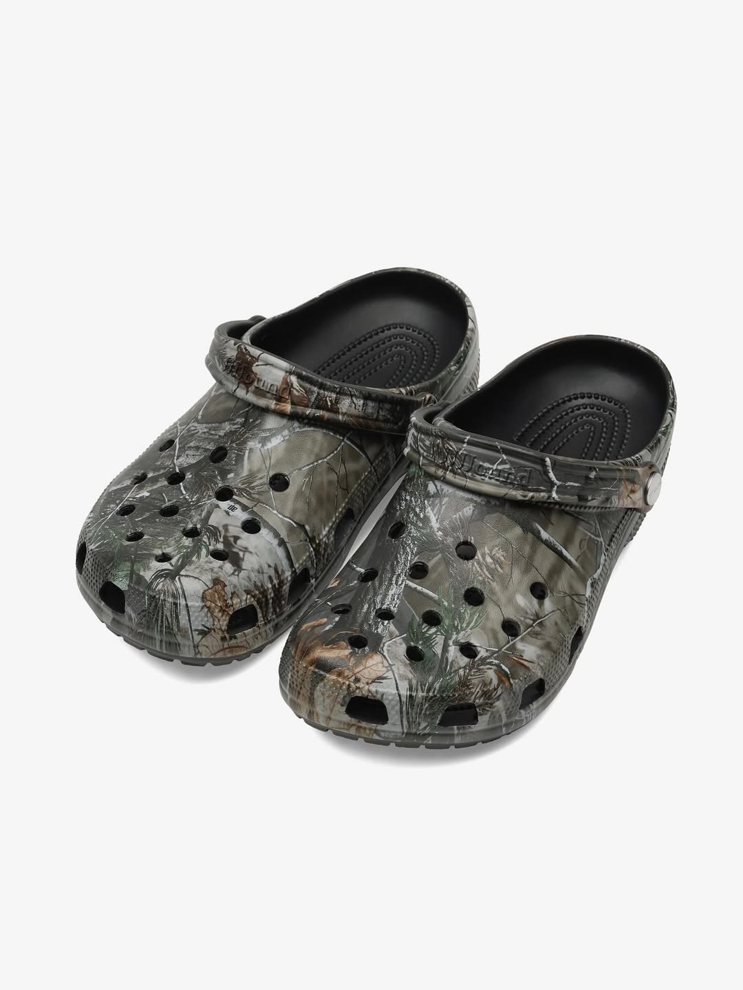 Cosa rende questo incontro cosi inaspettato 1 JJJJound x Crocs la collaborazione che riscrive le regole Modalova