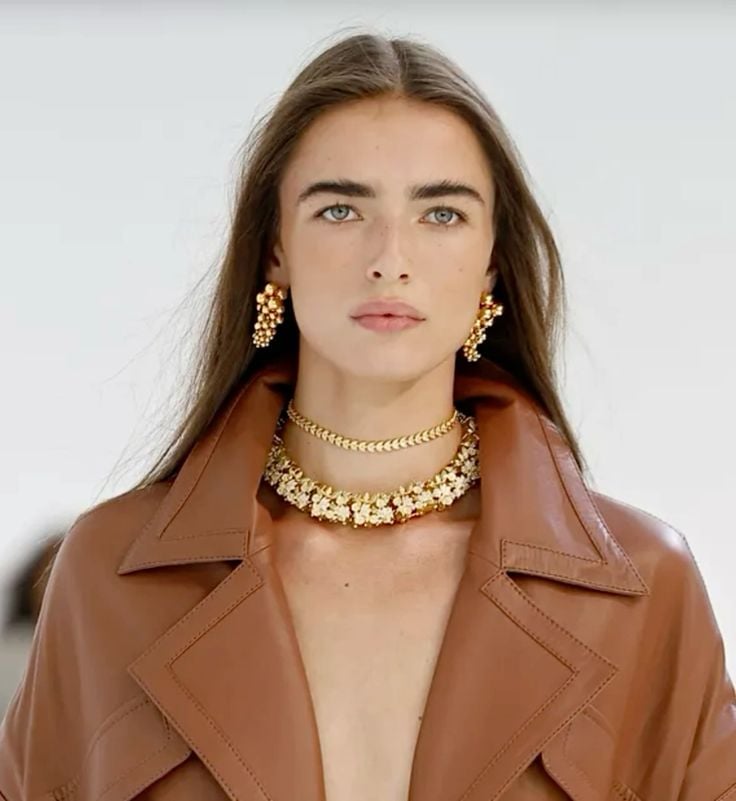 Cosa ricorderemo degli accessori della primavera 2025 8 Les bijoux imposants nouvelle epure Ce que lon retiendra des accessoires du printemps 2025 Modalova