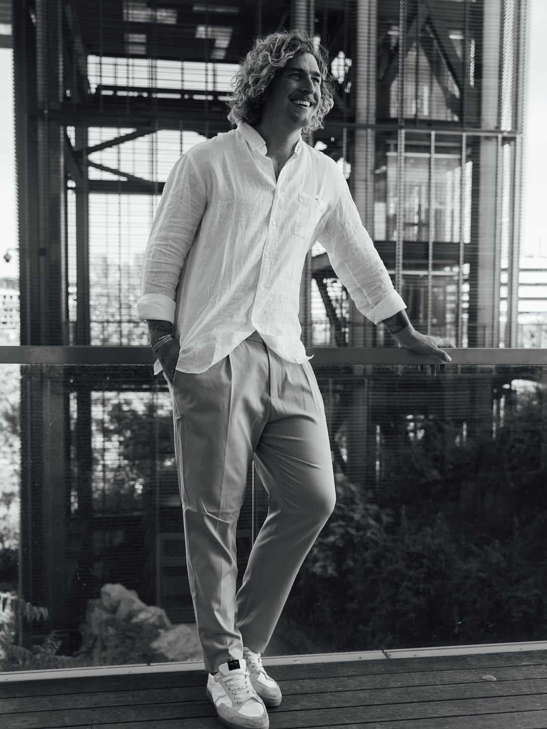 Tailoring daujourdhui lallure graphique de la chemise blanche Chemises et contrastes 5 looks cles pour la rentree Modalova