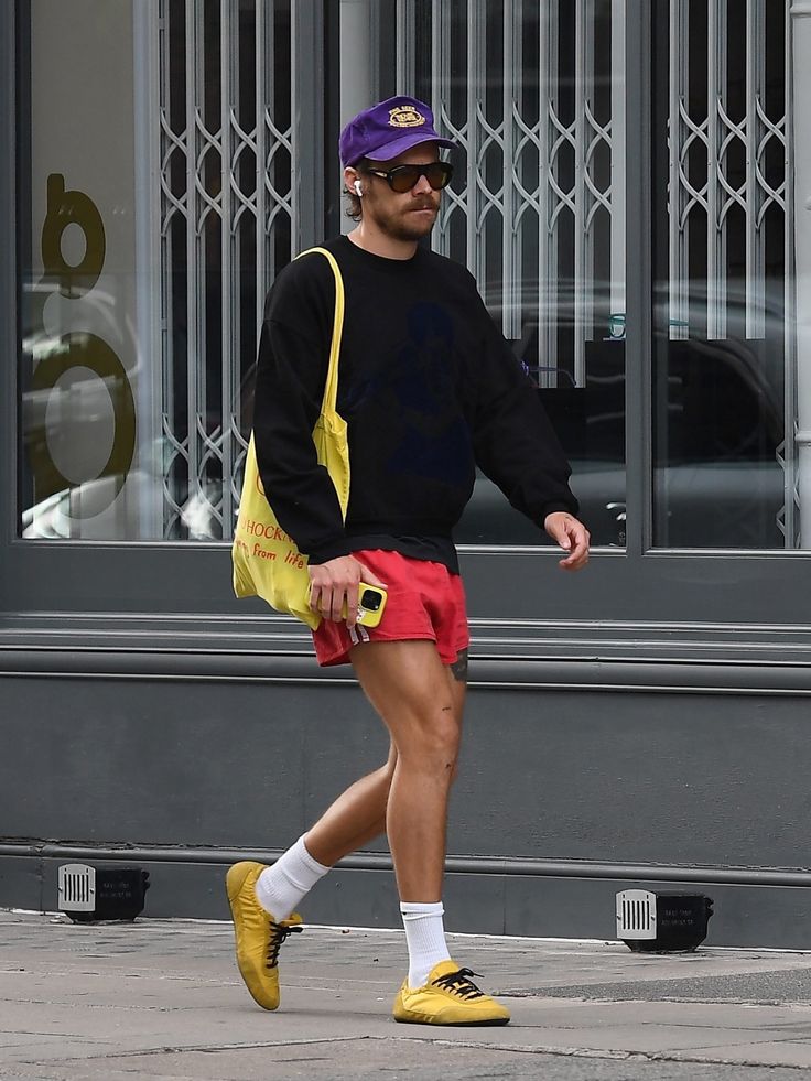 Harry Styles che indossa sneakers morbide Prada Collapse Re-Nylon trend Modalova