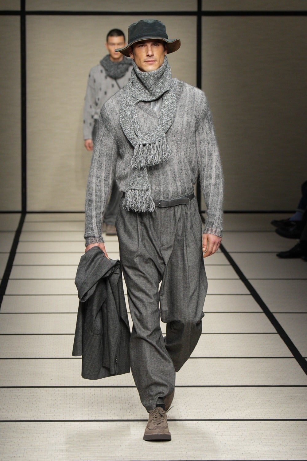 La palette fredda acciaio ghiaccio e grafite Linverno 2025 le cinque firme del guardaroba maschile Modalova