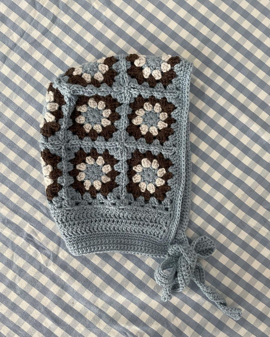 Modèle petite cagoule en crochet avec granny square colorés