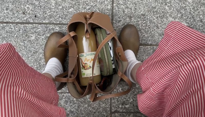 Tendenza sabots da giardino look casual