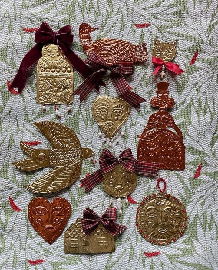 Decorazione in metallo goffrato