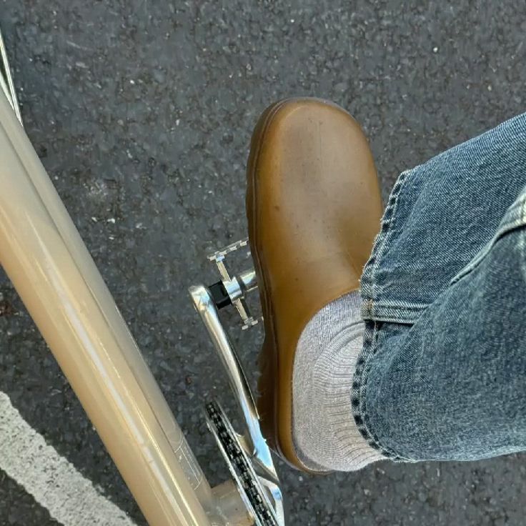 Come indossare i sabots da giardino in un look cittadino