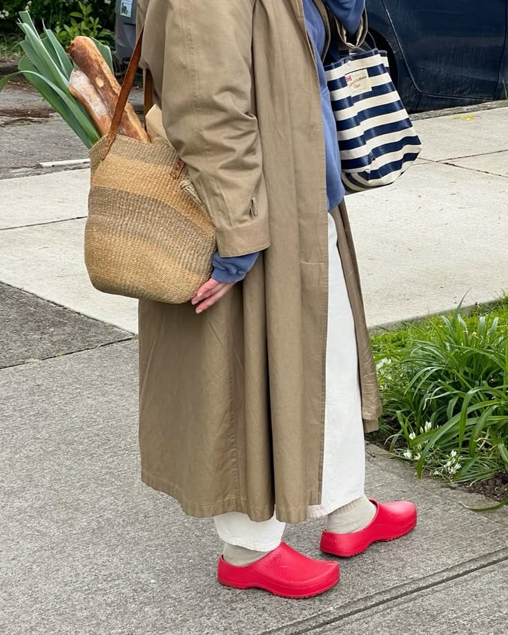 Look con sabots da giardino colorati