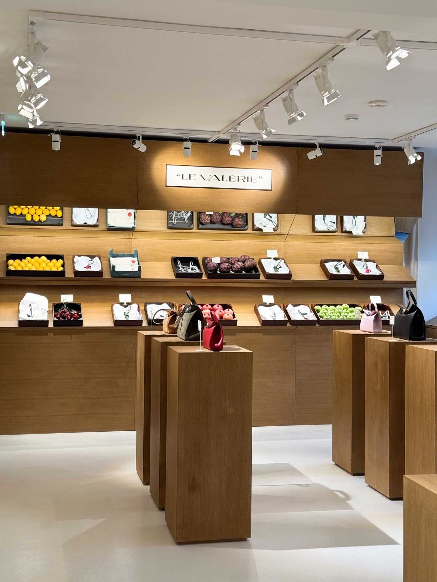 Mercato Jacquemus Avenue Montaigne lancio borsa Le Valérie