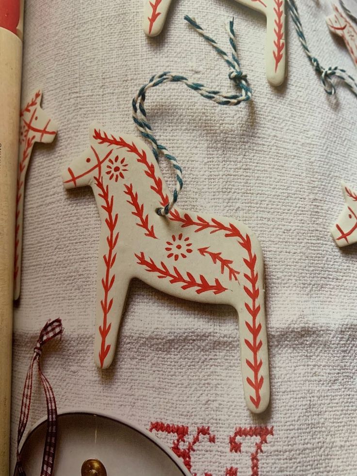 Decorazione di albero di Natale in argilla fai-da-te