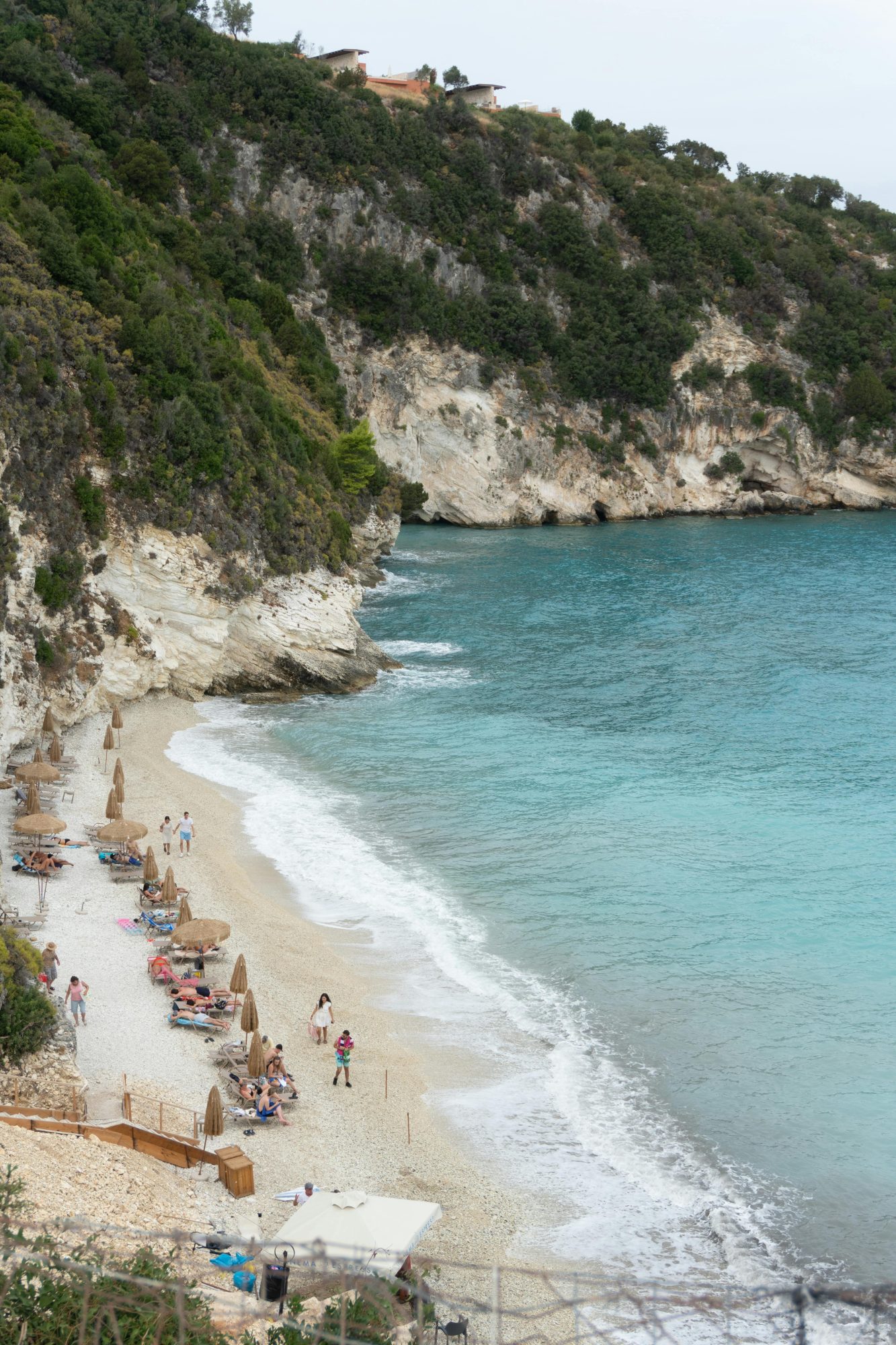 Questi luoghi segreti dove il lusso viaggia in incognito 3 La Riviera albanaise — la Mediterranee avant leffervescence Ces lieux secrets ou le luxe voyage incognito Modalova