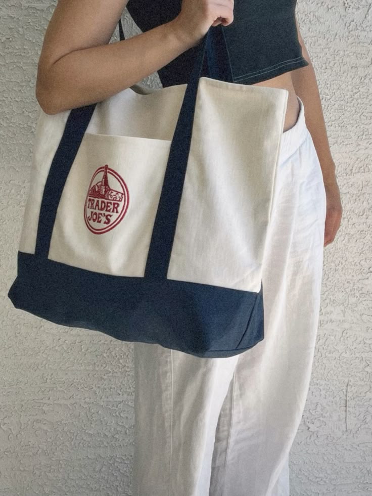 Look con borsa tote Trader Joe's
