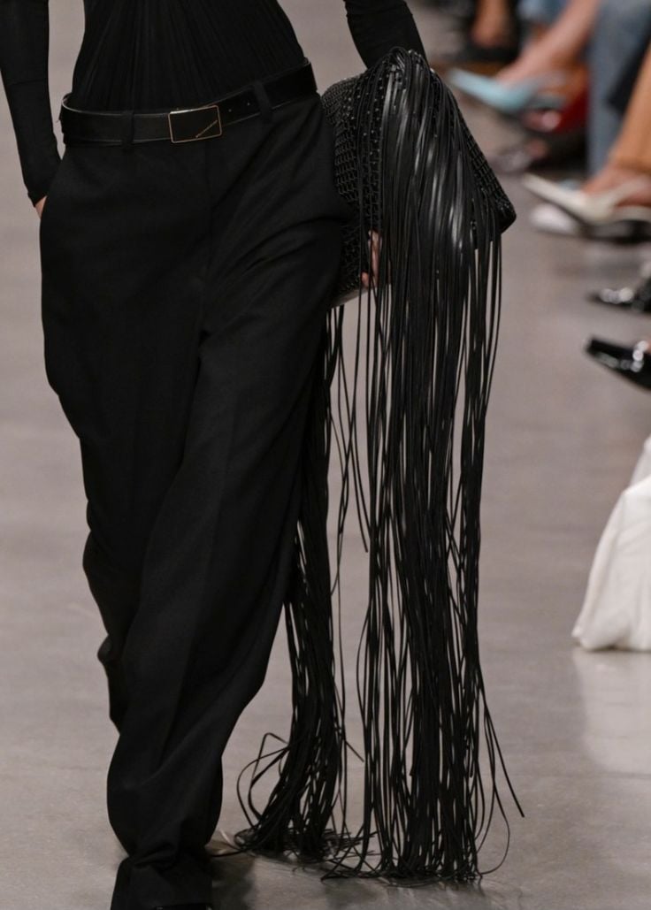 La tendenza delle frange torna questa primavera? 2 Borsa a frange Stella McCartney Primavera 2026