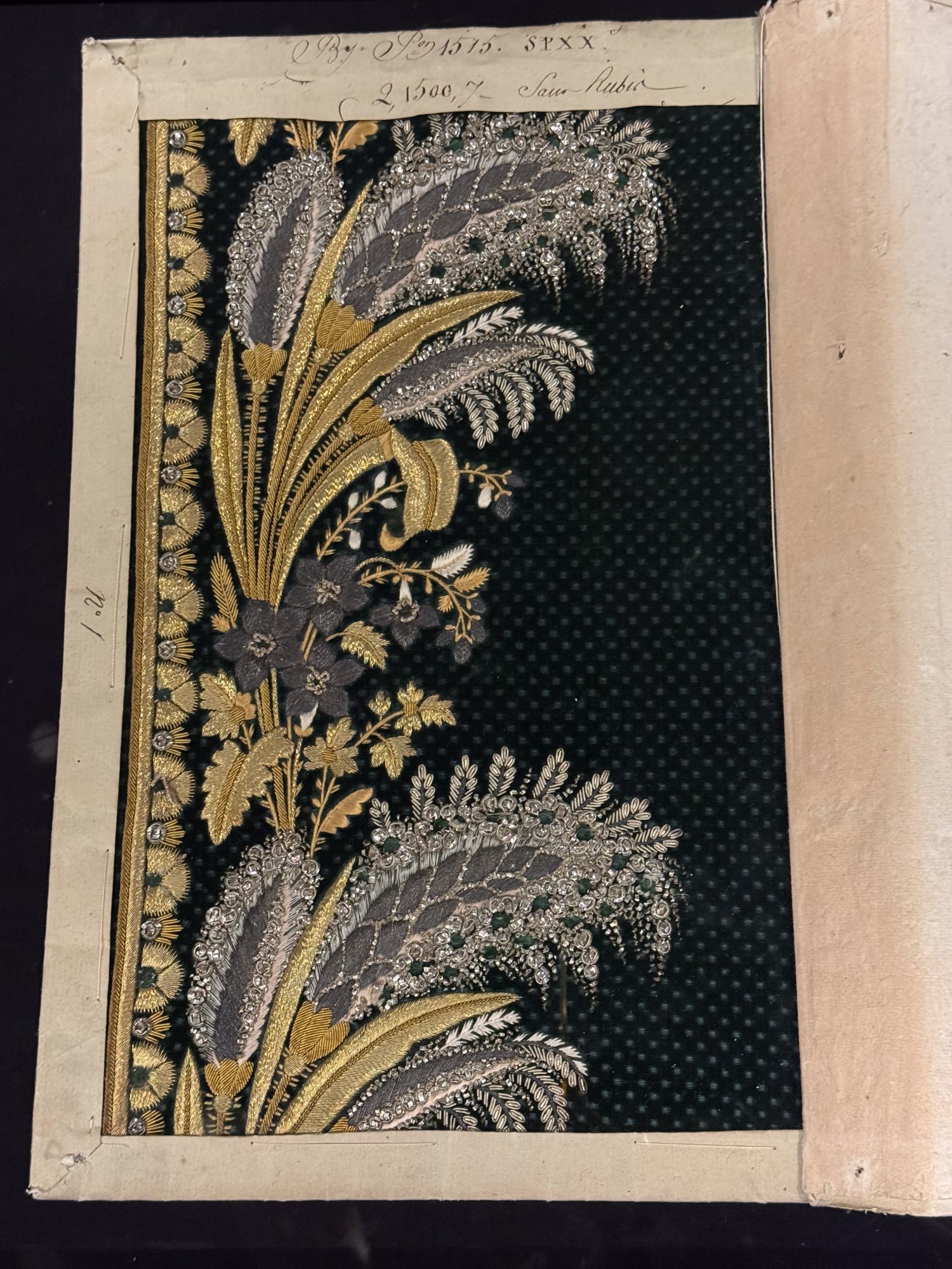 Tessuto con Ricamo mostra Palais Galliera, foto Pauline PINOT