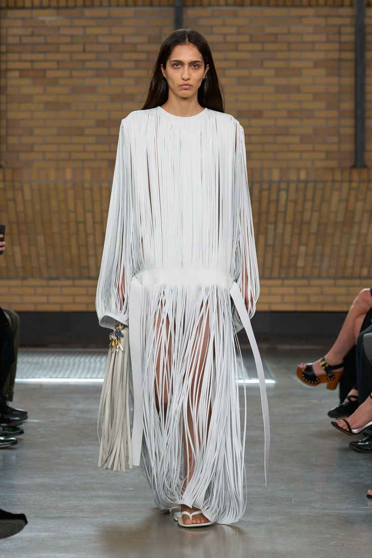 La tendenza delle frange torna questa primavera? 3 Abito a frange Calvin Klein primavera estate 2026