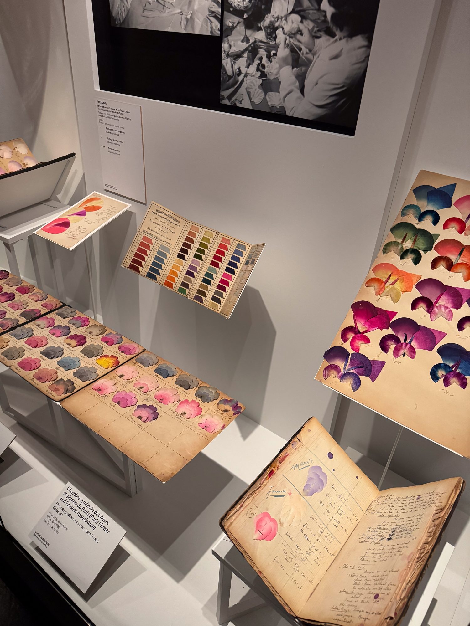 Esempi di fiori artificiali, mostra Tessere, Ricamare, Sublimare, foto Pauline PINOT