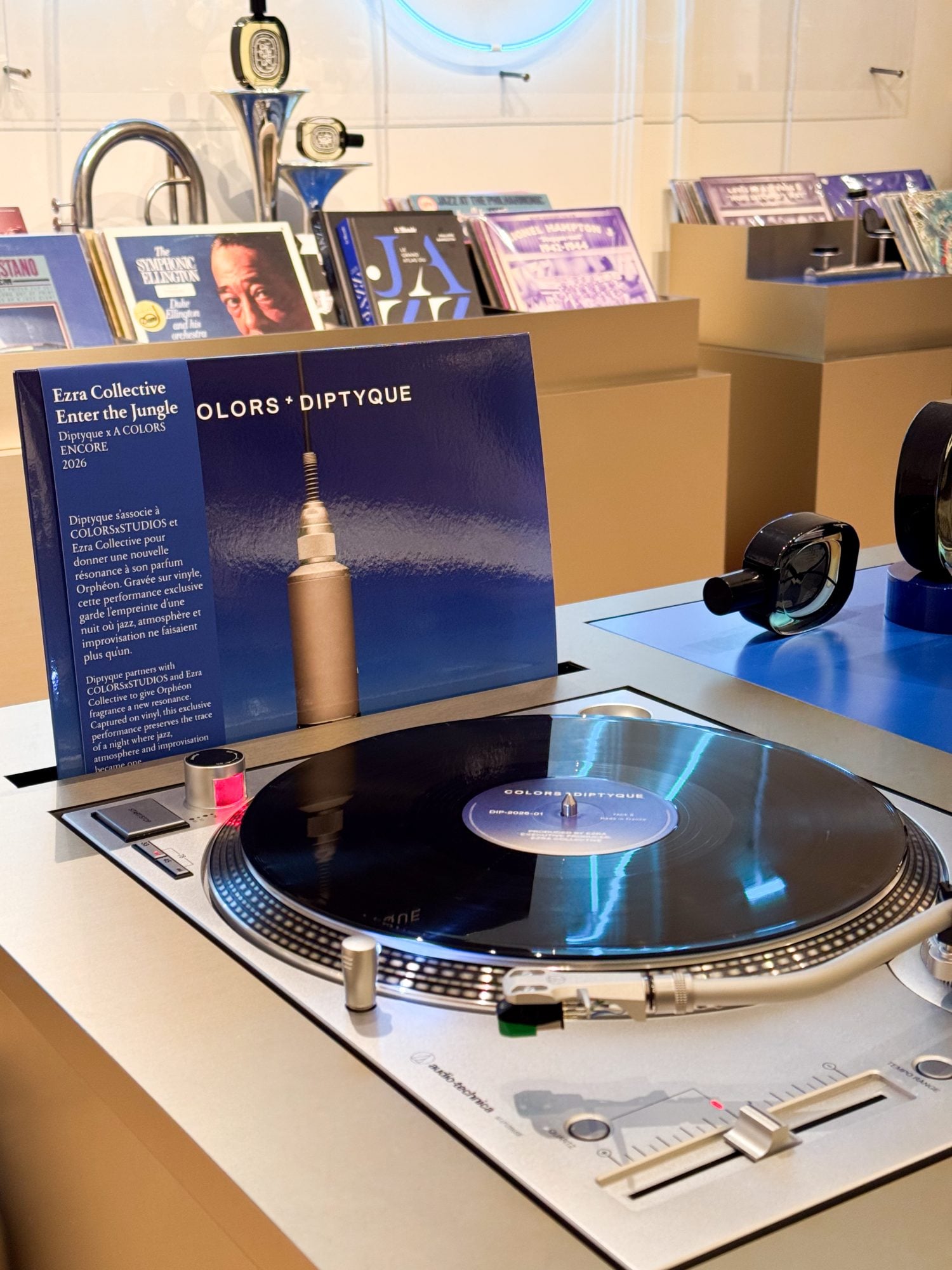 Immersion nel jazz club Orphéon di Diptyque 5 Vinyle Ezra Collective ColorsxStudios Diptyque photo Pauline PINOT