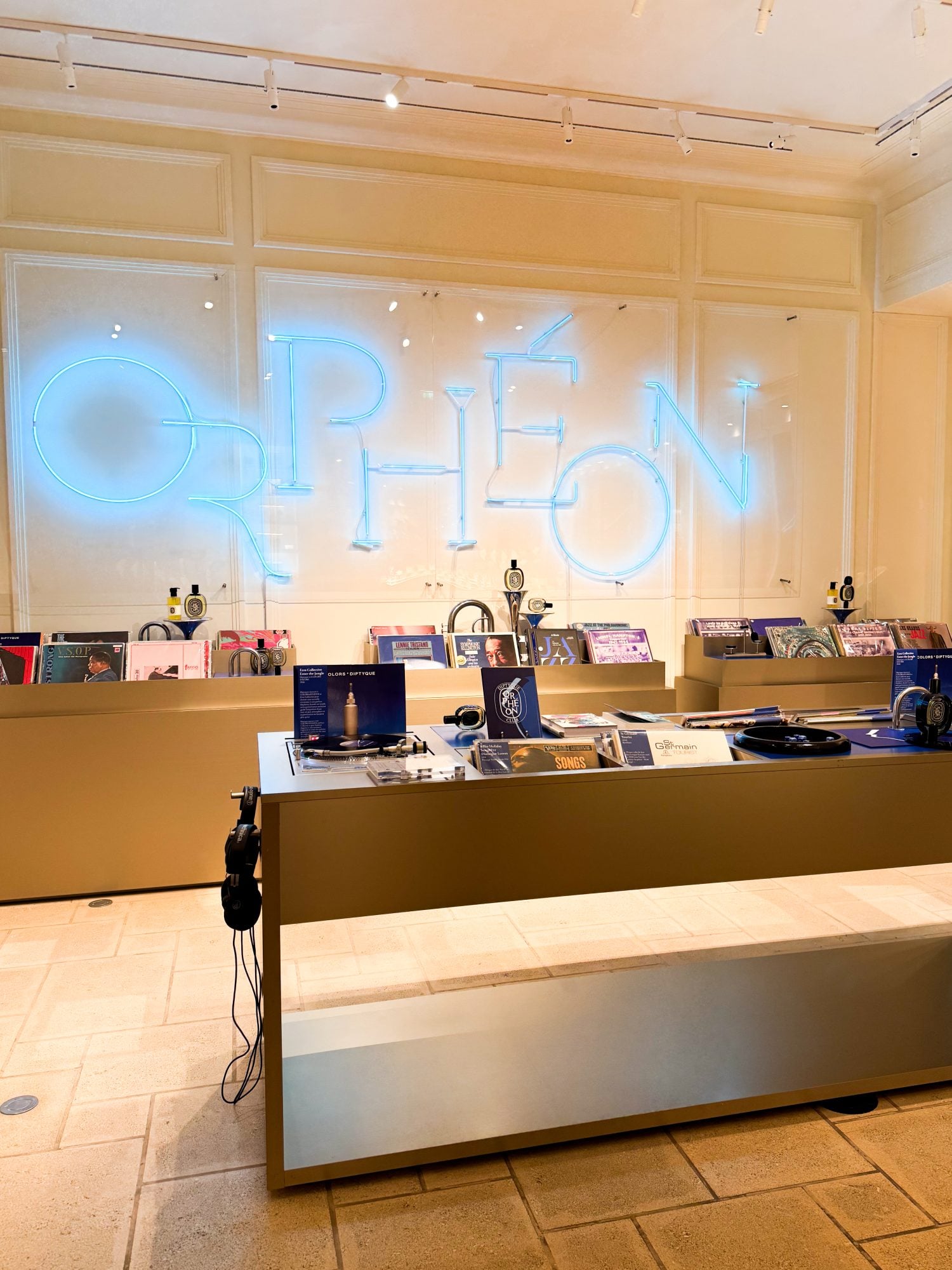 Immersion nel jazz club Orphéon di Diptyque 10 Listening Station eau de toilette Orphéon Diptyque photo Pauline PINOT