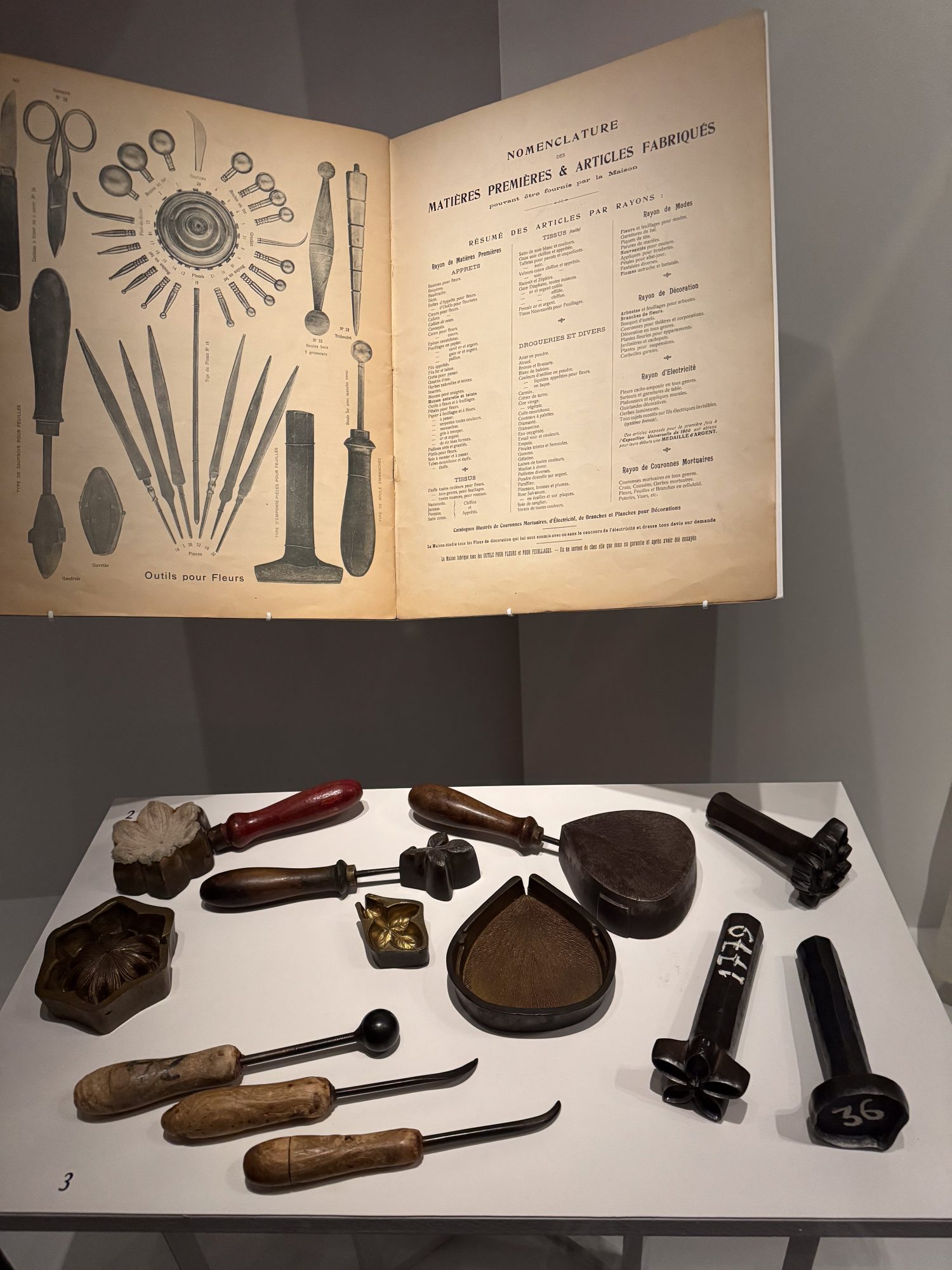 Mostra Tessere, Ricamare, Sublimare, strumenti per la creazione di fiori artificiali, foto Pauline PINOT