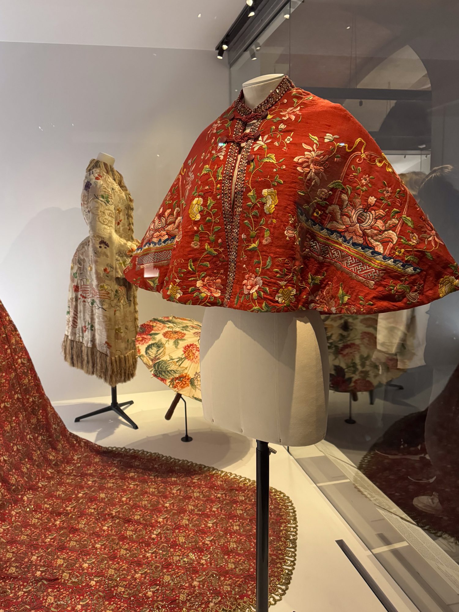 Pelerina con fiori mostra Palais Galliera foto Pauline PINOT