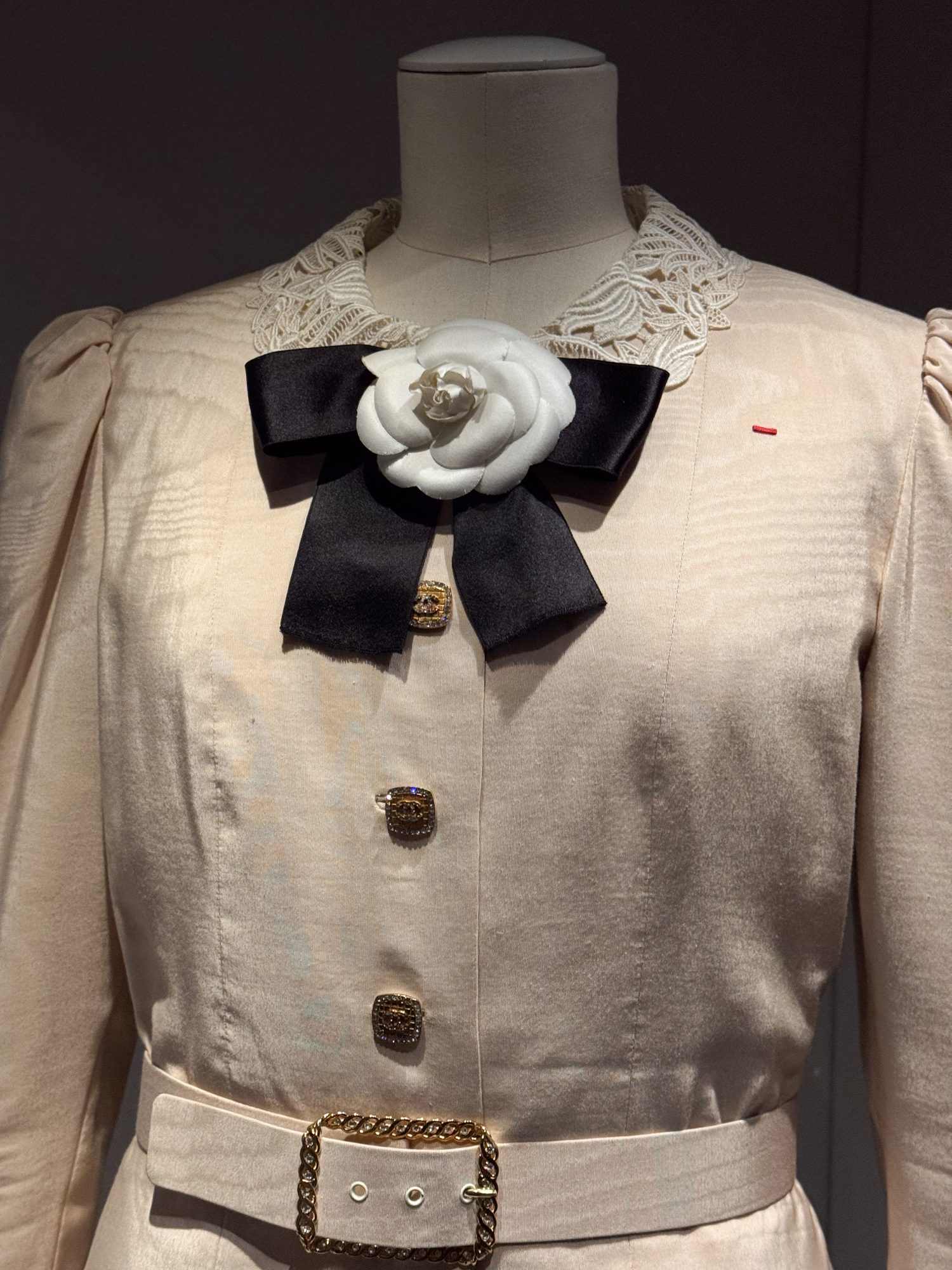 Mostra Tessere, Ricamare, Sublimare, abito Chanel, foto Pauline PINOT