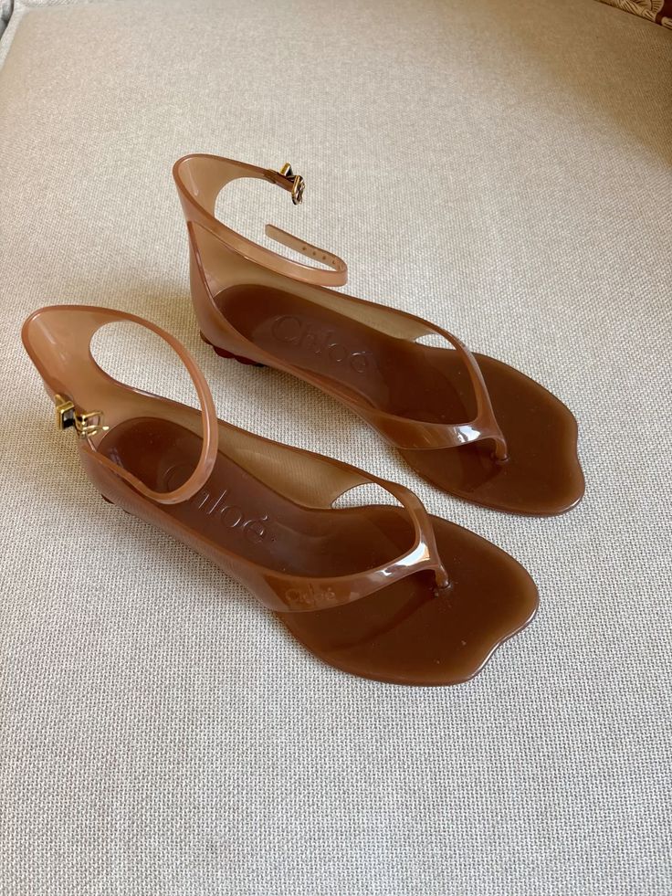 Le scarpe jelly tornano di moda per la primavera? 8 Jelly Thong angle-strap sandals Chloe