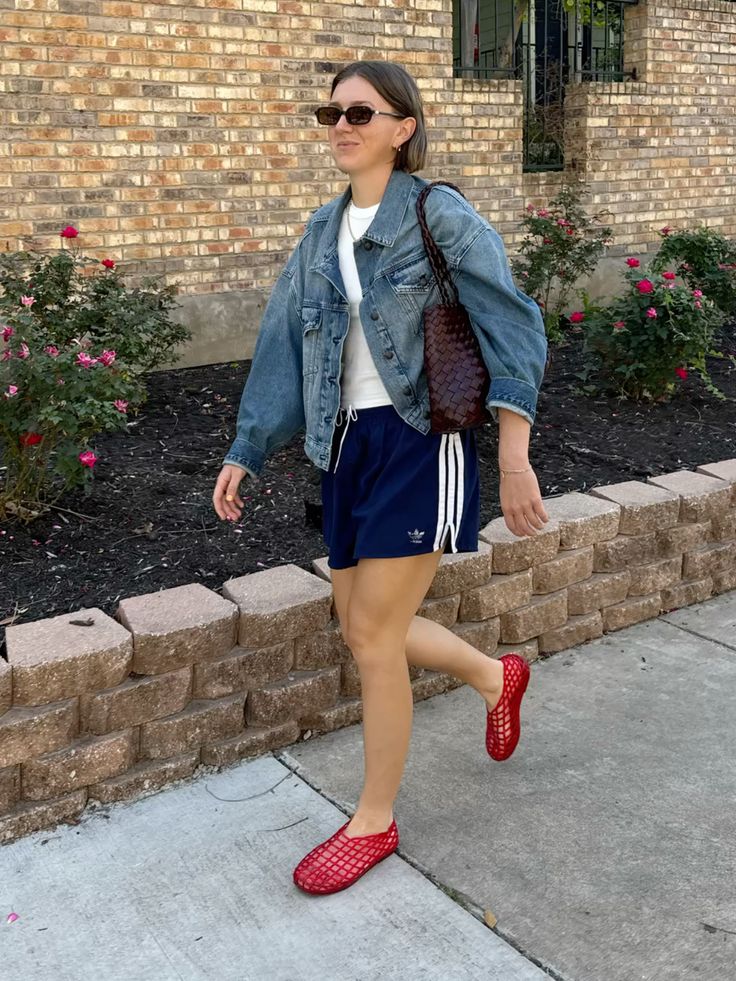 Le scarpe jelly tornano di moda per la primavera? 16 Outfit streetwear con jelly shoes