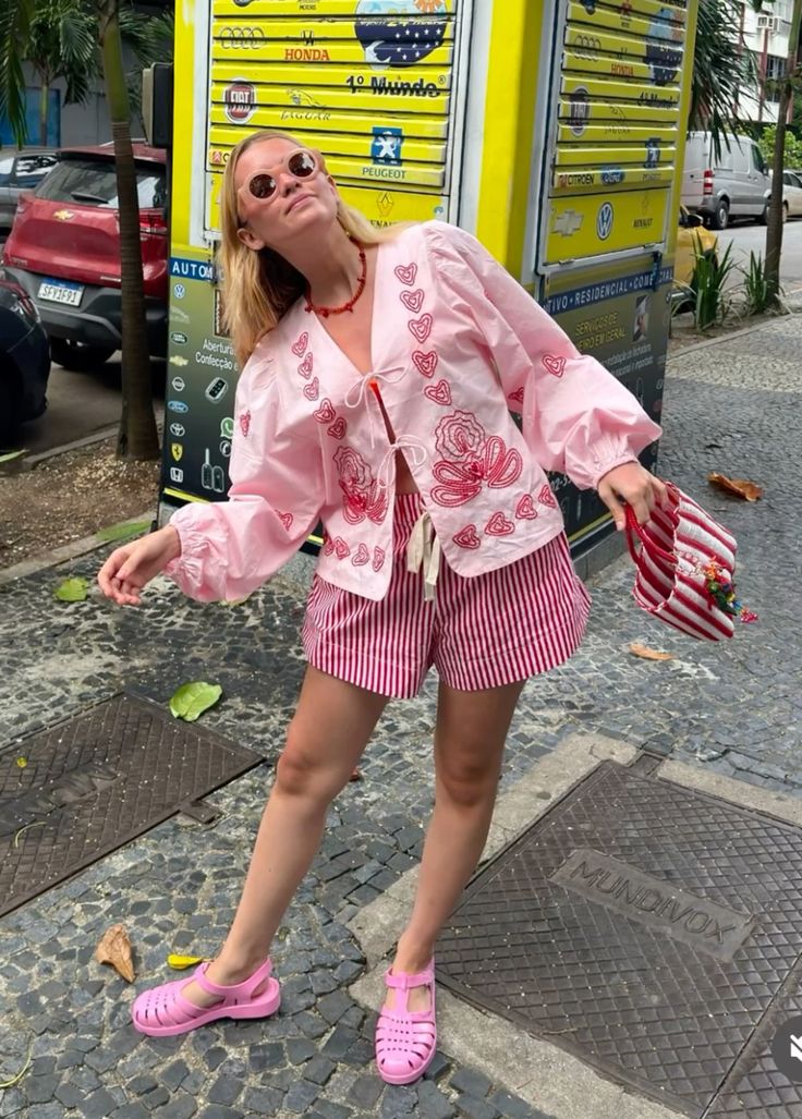 Le scarpe jelly tornano di moda per la primavera? 12 Outfit colorato con scarpe meduse
