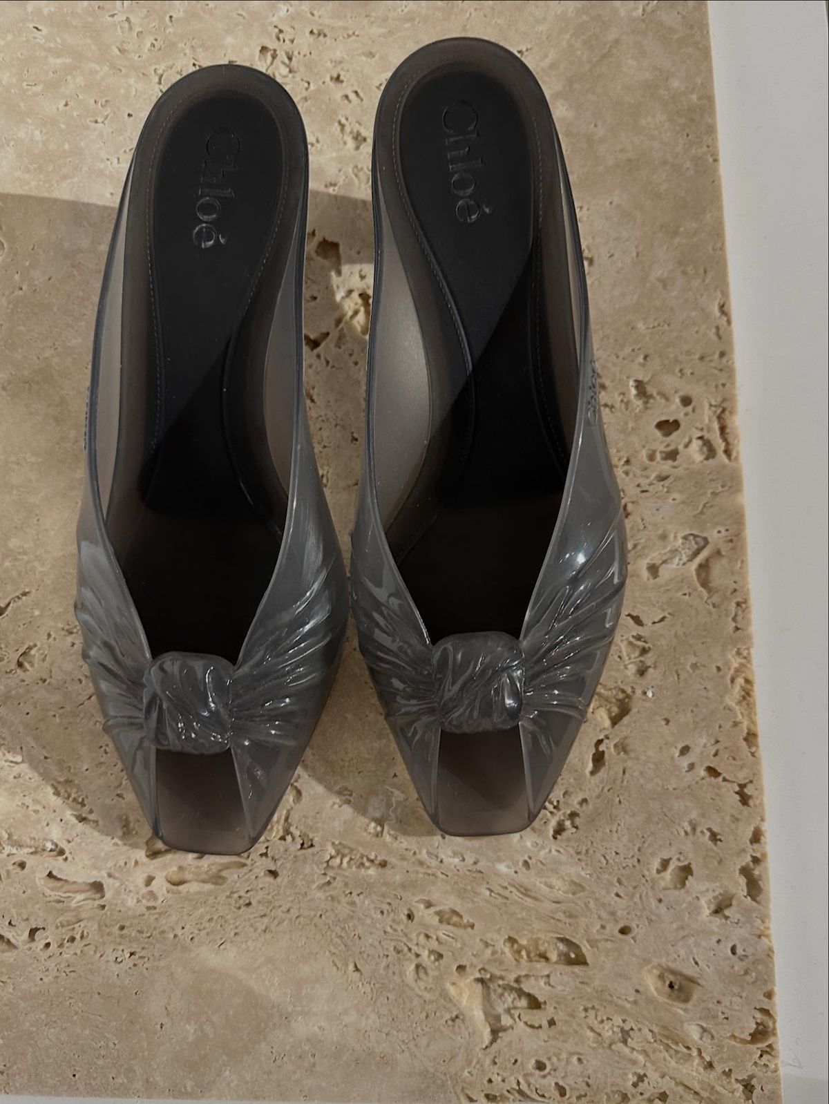 Le scarpe jelly tornano di moda per la primavera? 11 Jelly mules tendenze Chloé 2026