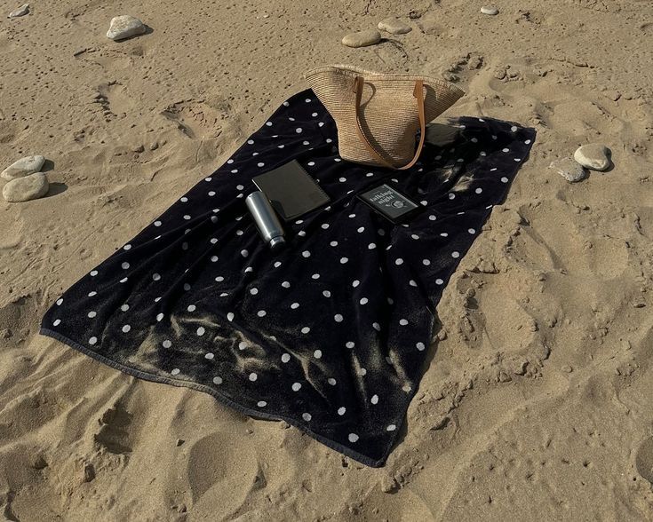Serviette plage noire à point