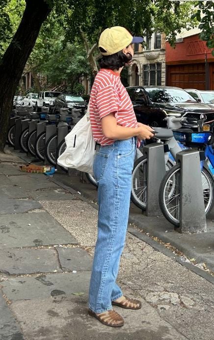 Le scarpe jelly tornano di moda per la primavera? 13 Outfit casual donna jeans e jelly shoes