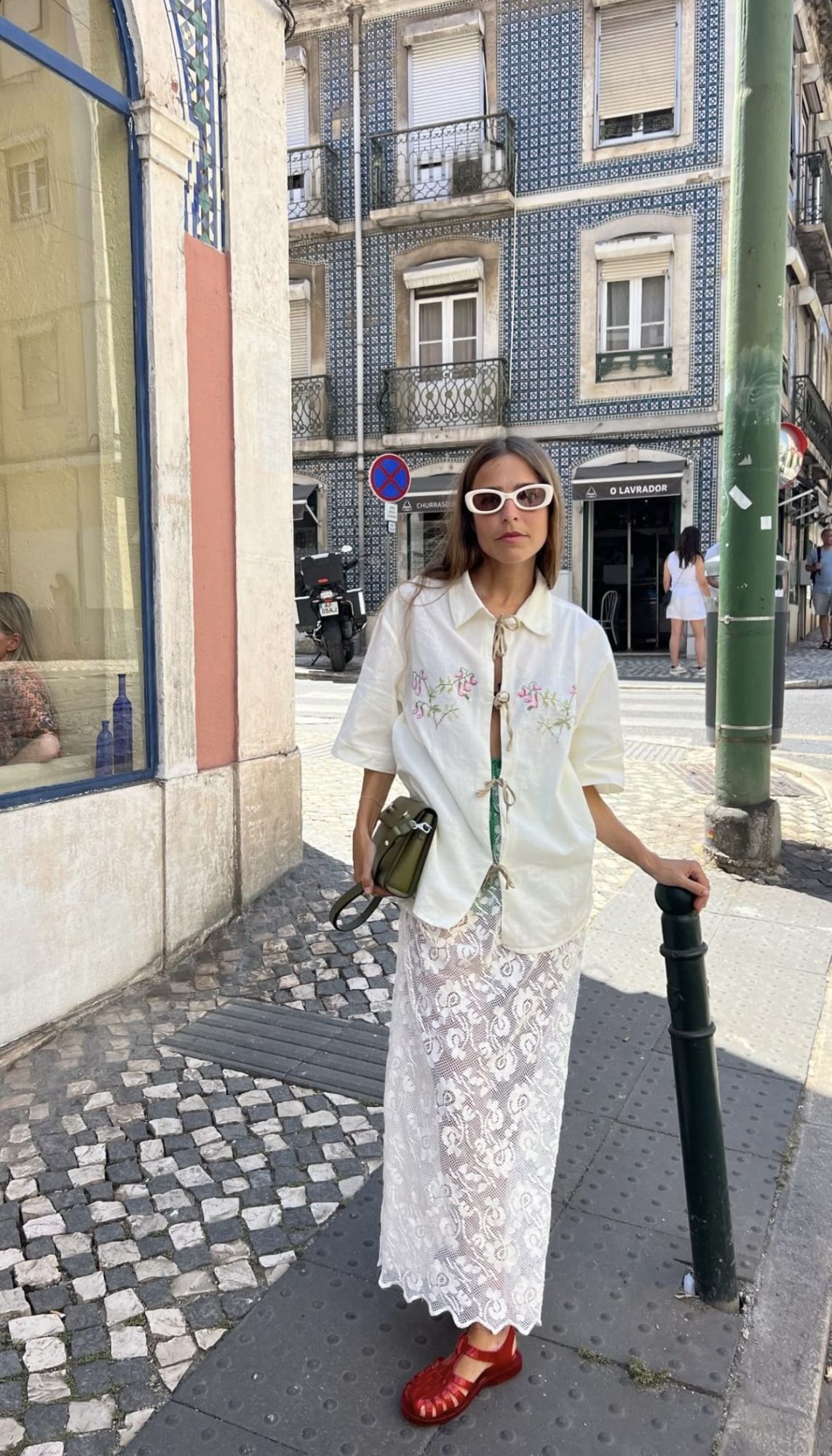 Le scarpe jelly tornano di moda per la primavera? 14 Look in lino e jelly shoes