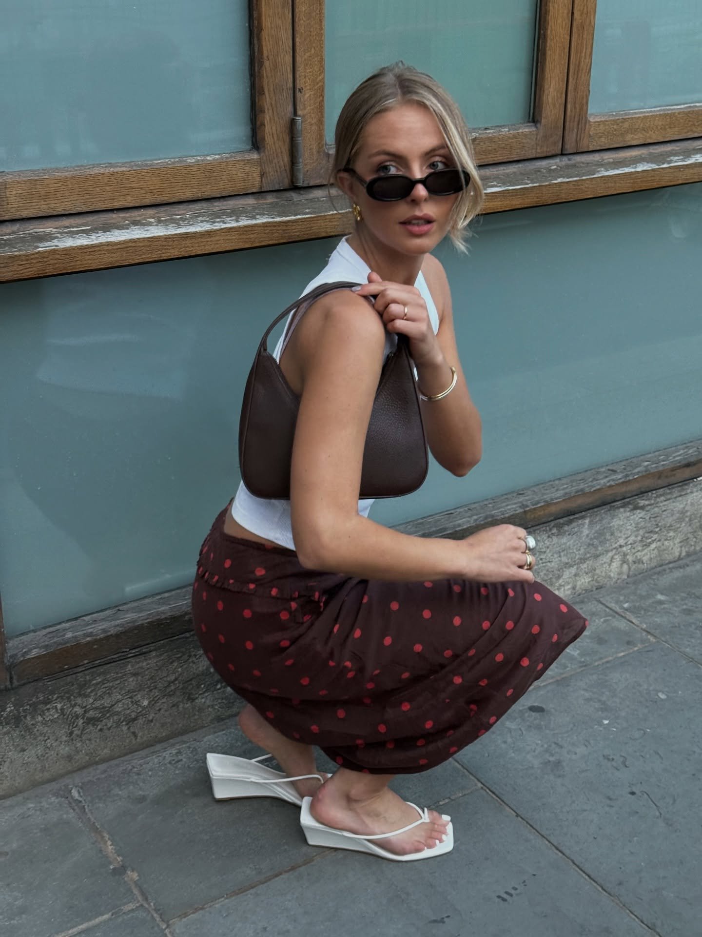 Le wedges mules: il ritorno deciso delle zeppe 16 Look gonna a pois e sandali con zeppa donna