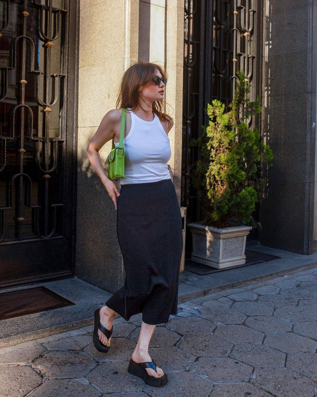 Le wedges mules: il ritorno deciso delle zeppe 13 Infradito con zeppa nere look