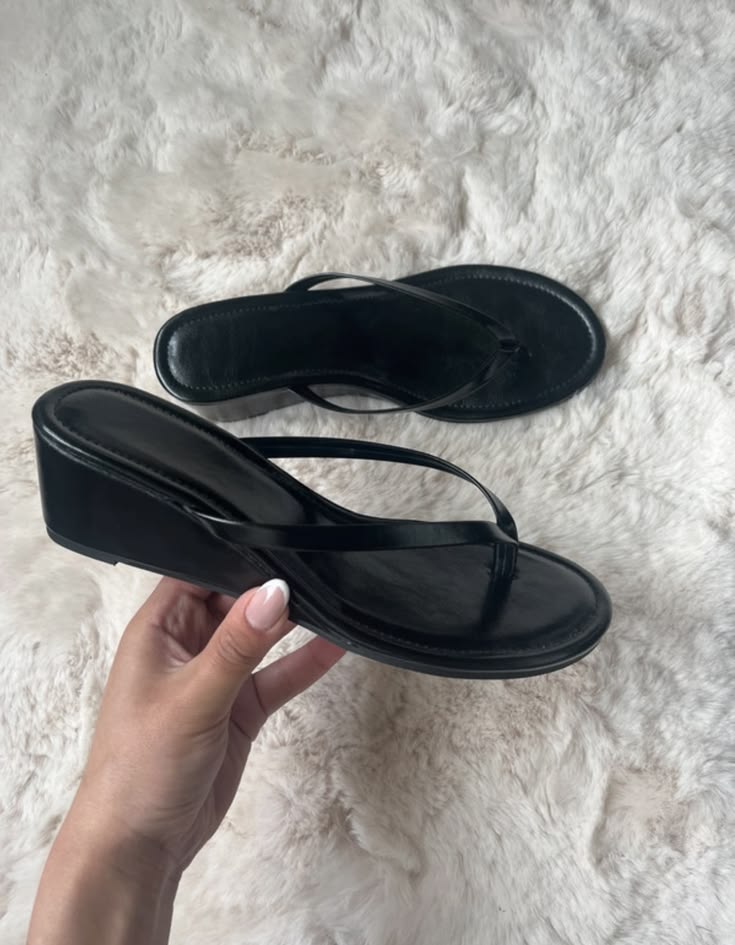 Le wedges mules: il ritorno deciso delle zeppe 7 Infradito con zeppa in pelle nera