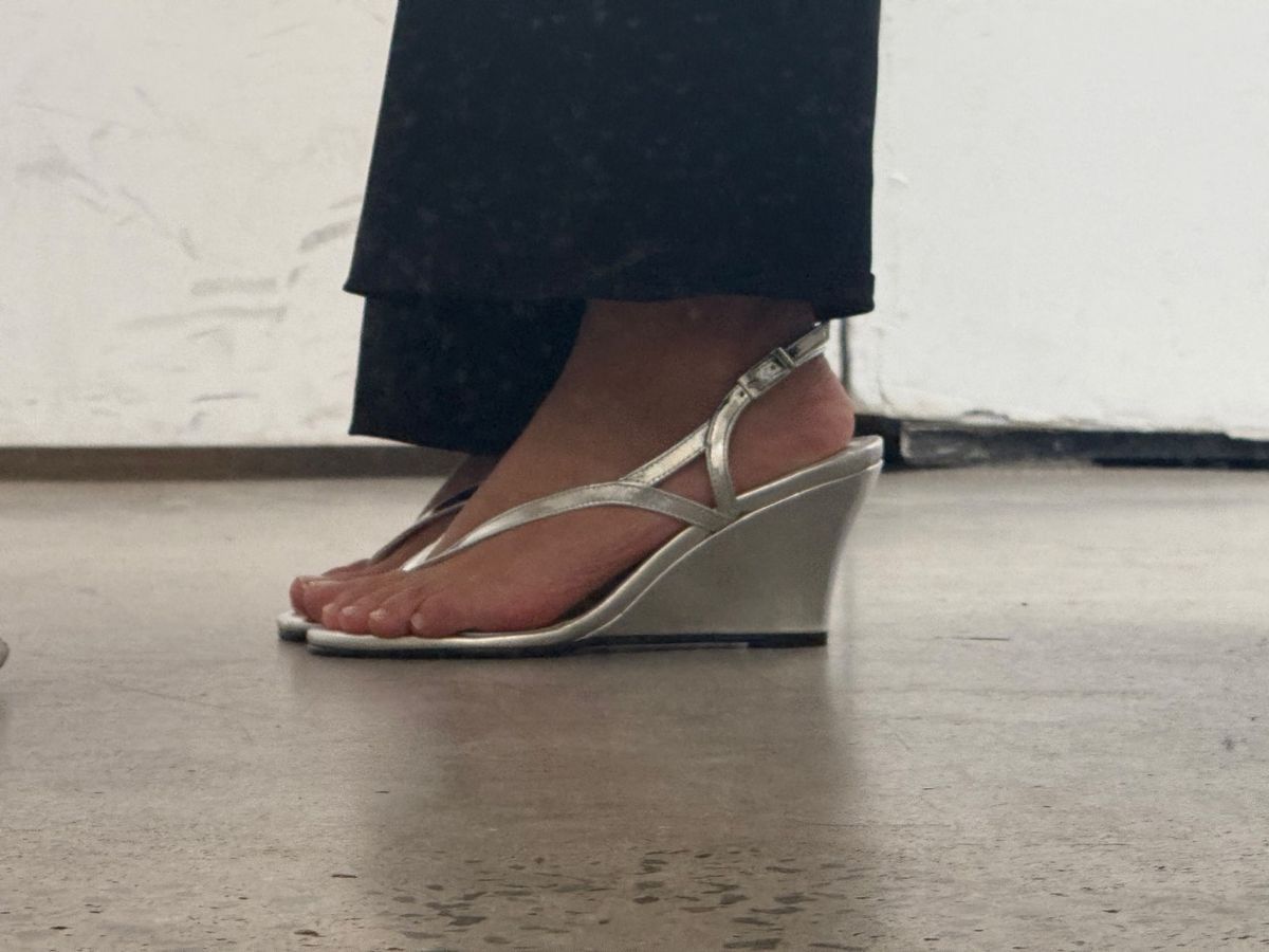 Le wedges mules: il ritorno deciso delle zeppe 2 Look casual scarpe con zeppa