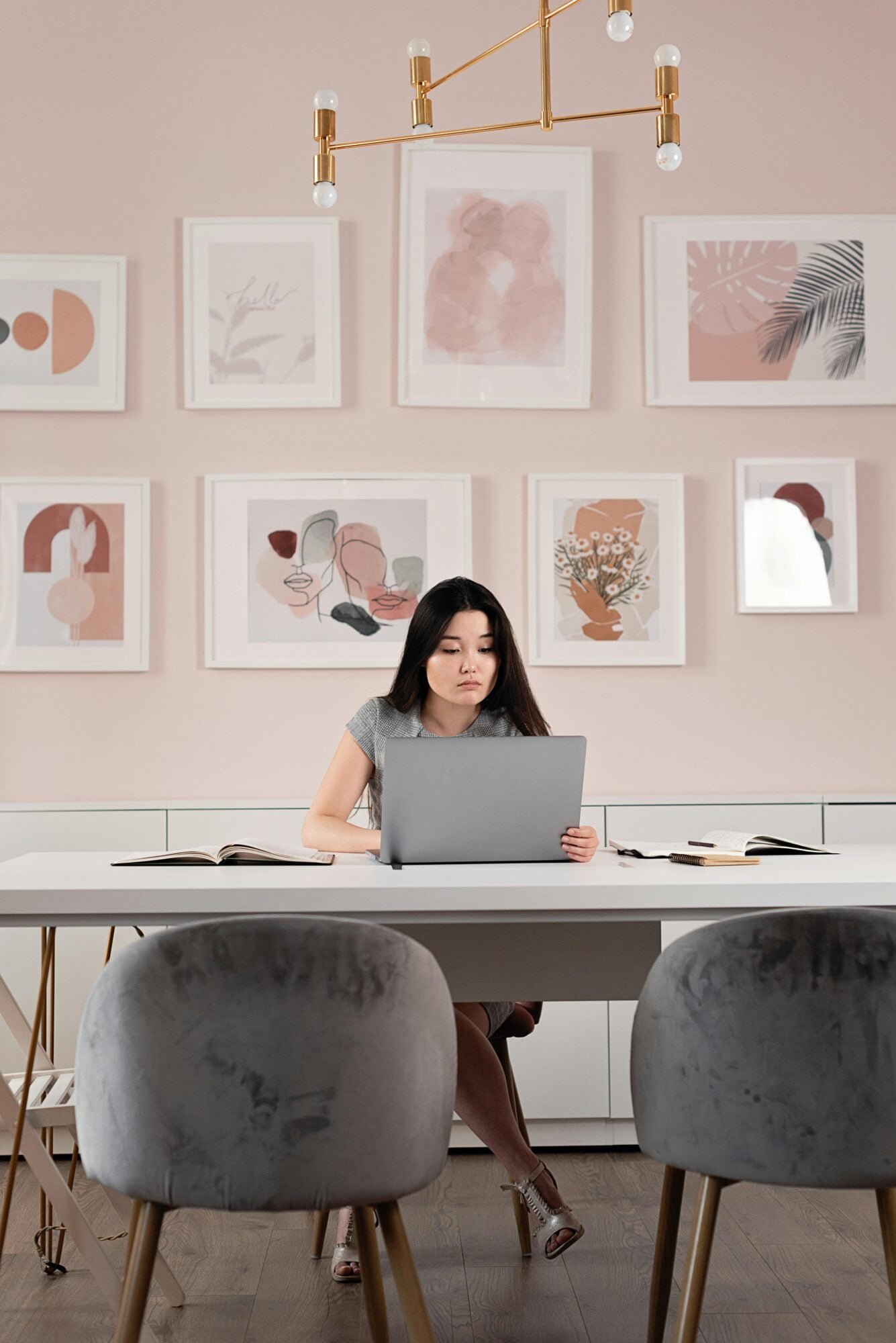Un home office nordico, tra ordine e delicatezza 3 La luce prima materia dellhome office nordico Un home office nordico tra ordine e delicatezza Modalova
