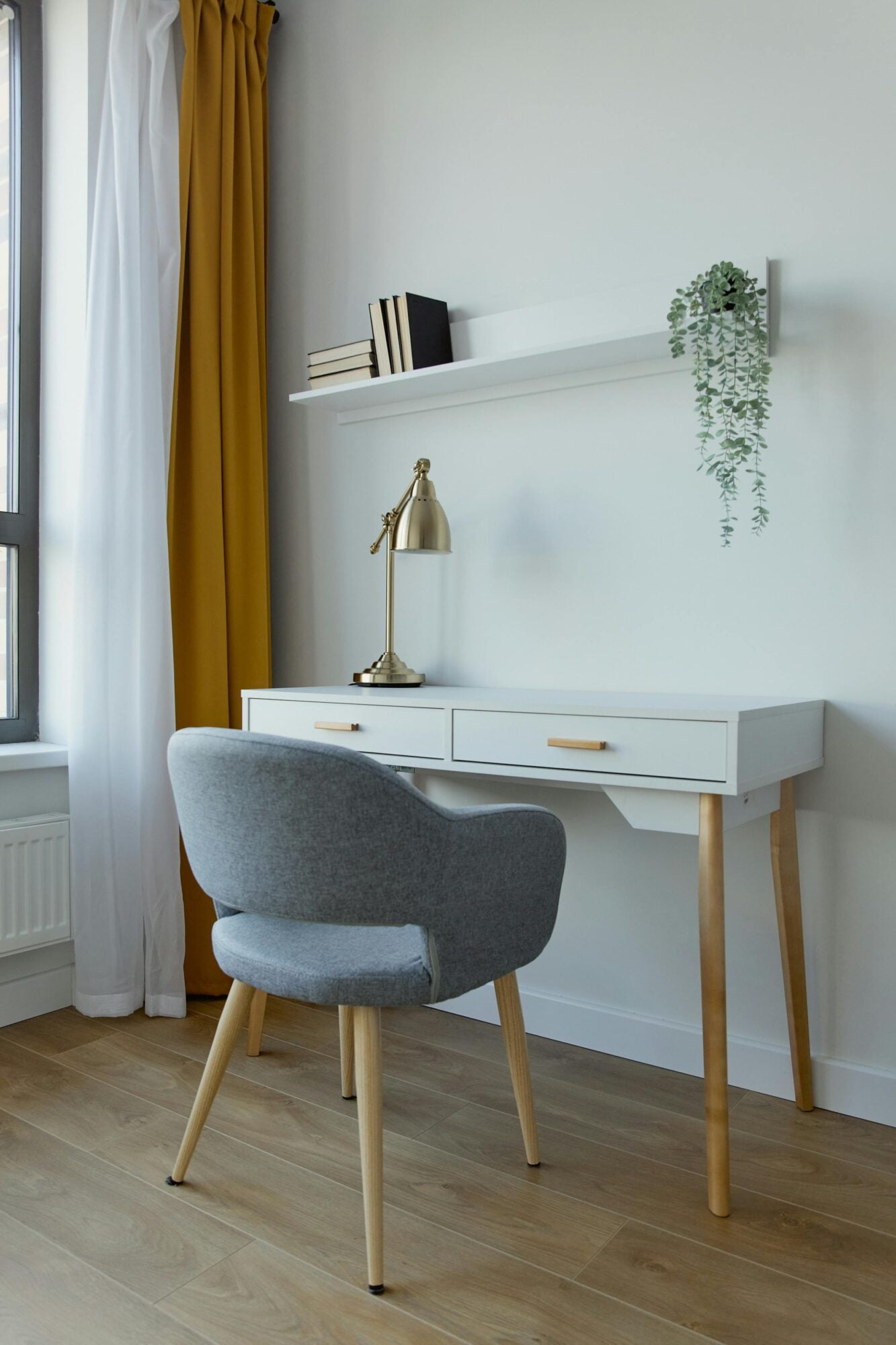 Un home office nordico, tra ordine e delicatezza 4 Legno chiaro e materiali naturali come firma estetica Un home office nordico tra ordine e delicatezza Modalova