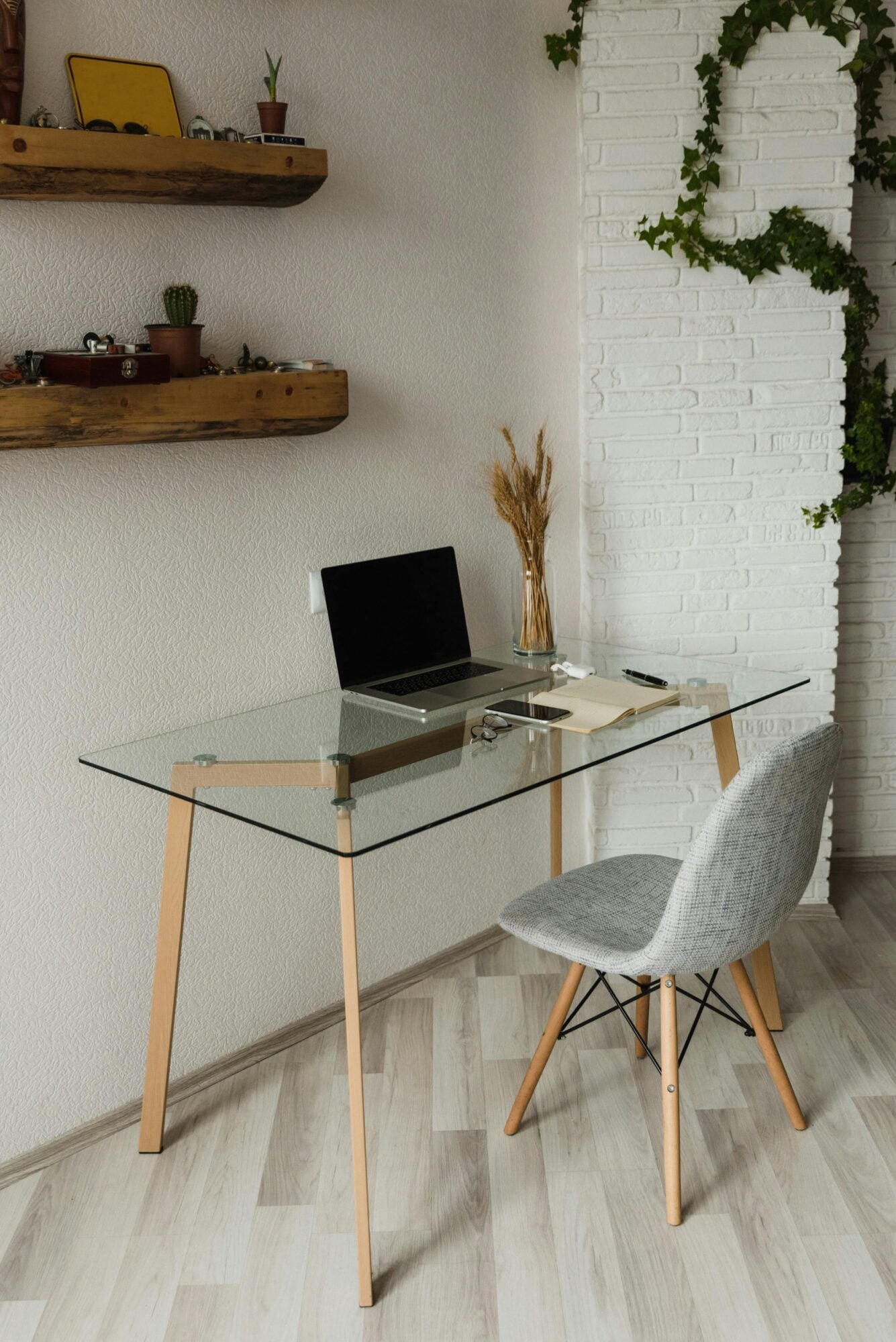 Un home office nordico, tra ordine e delicatezza 6 Minimalismo ma mai austerita Un home office nordico tra ordine e delicatezza Modalova