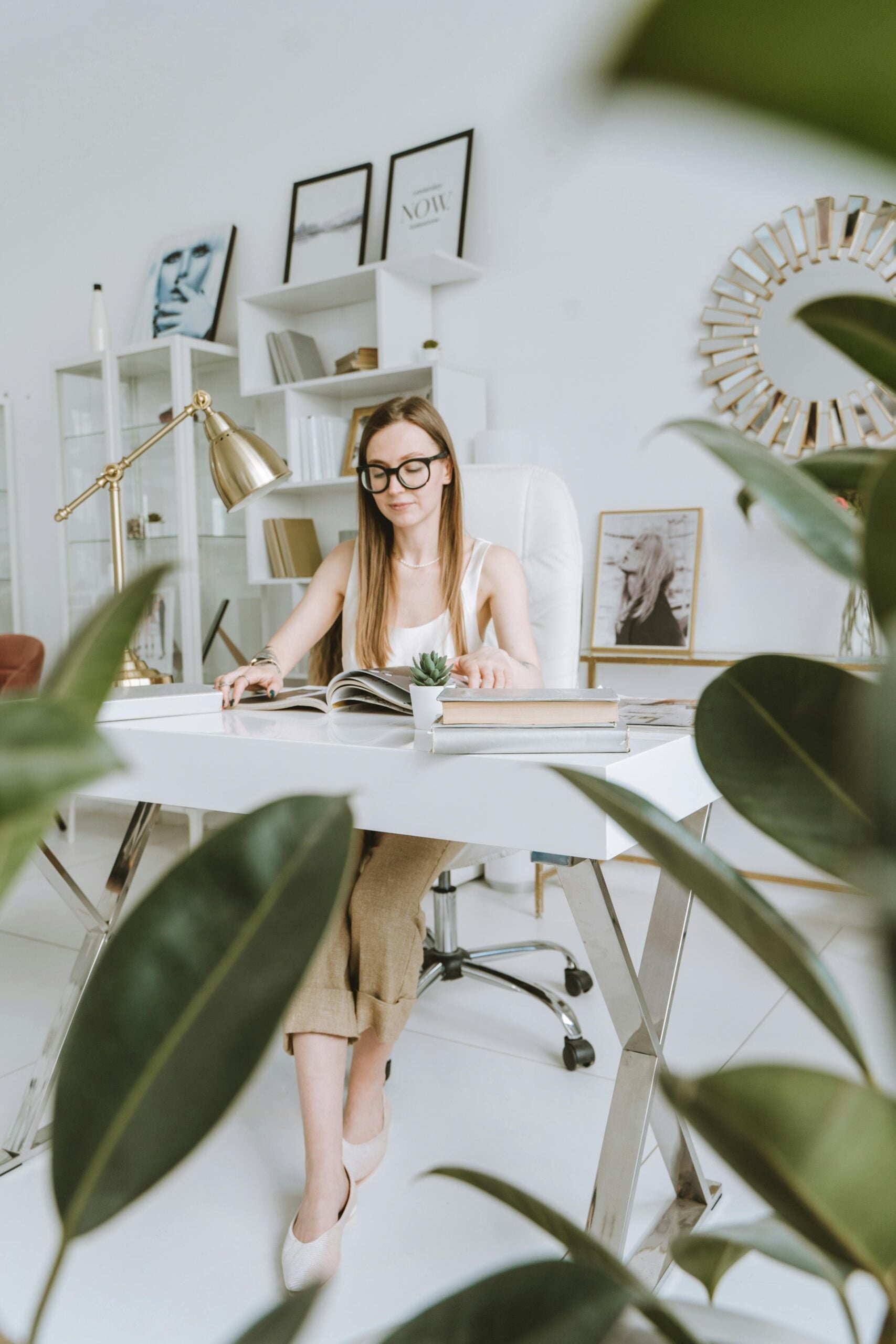 Un home office nordico tra ordine e delicatezza Modalova scaled