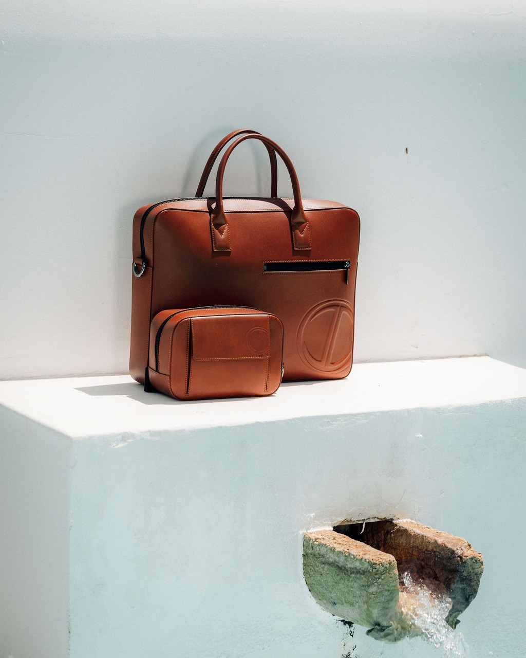 Le sac XXL change les proportions Du sac XXL a la montre carree lallure masculine de 2026 Modalova