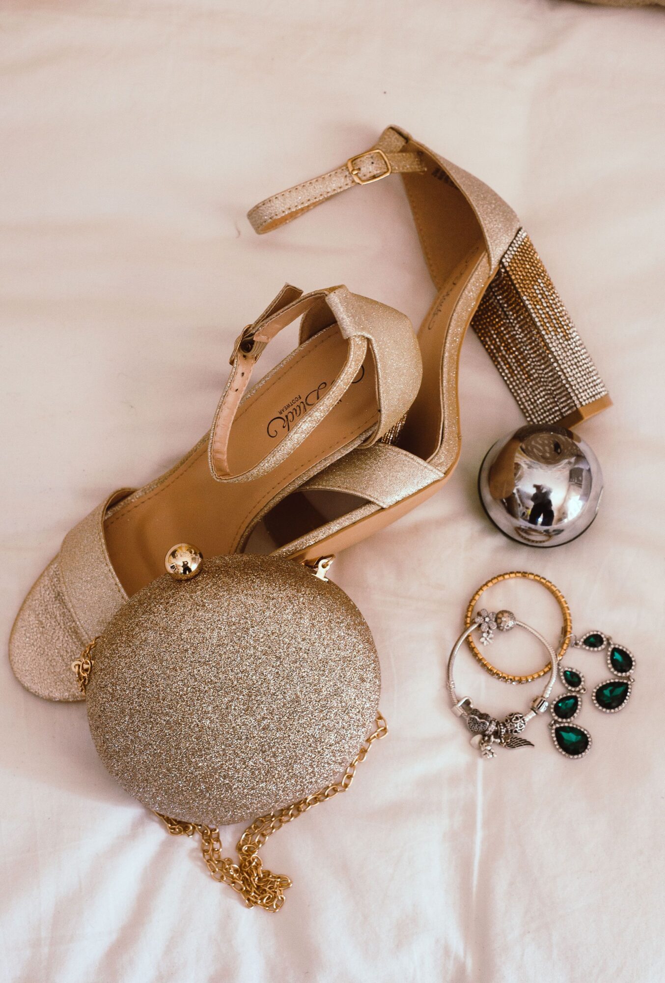 Les matieres et accessoires qui donnent le ton Casino chic lart de dejouer le dress code Modalova