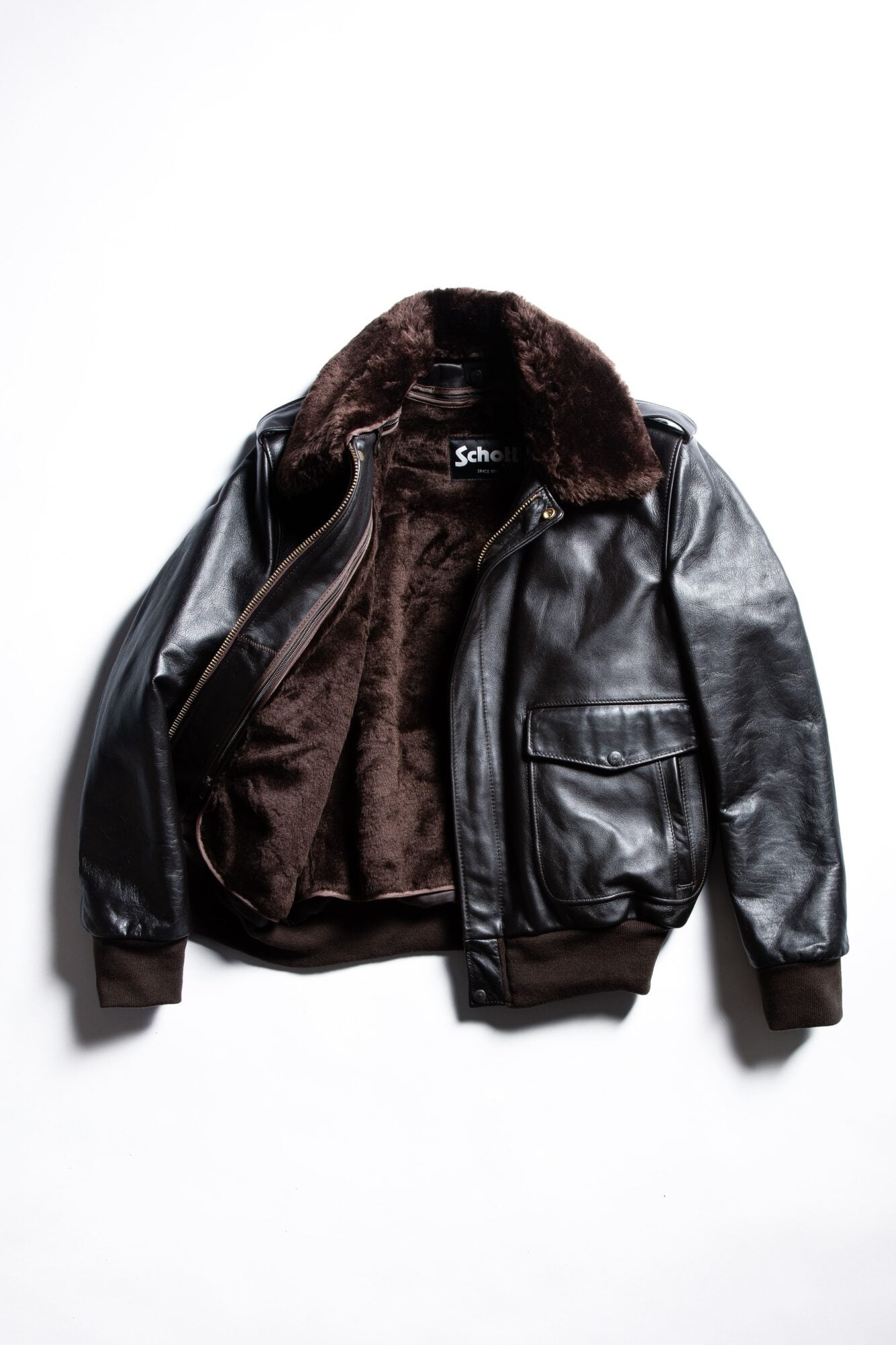 Giacca di pelle: i segni di un capo fatto per durare 3 Pourquoi un cuir de qualite gagne en caractere Veste en cuir les signes dune piece faite pour durer Modalova 2